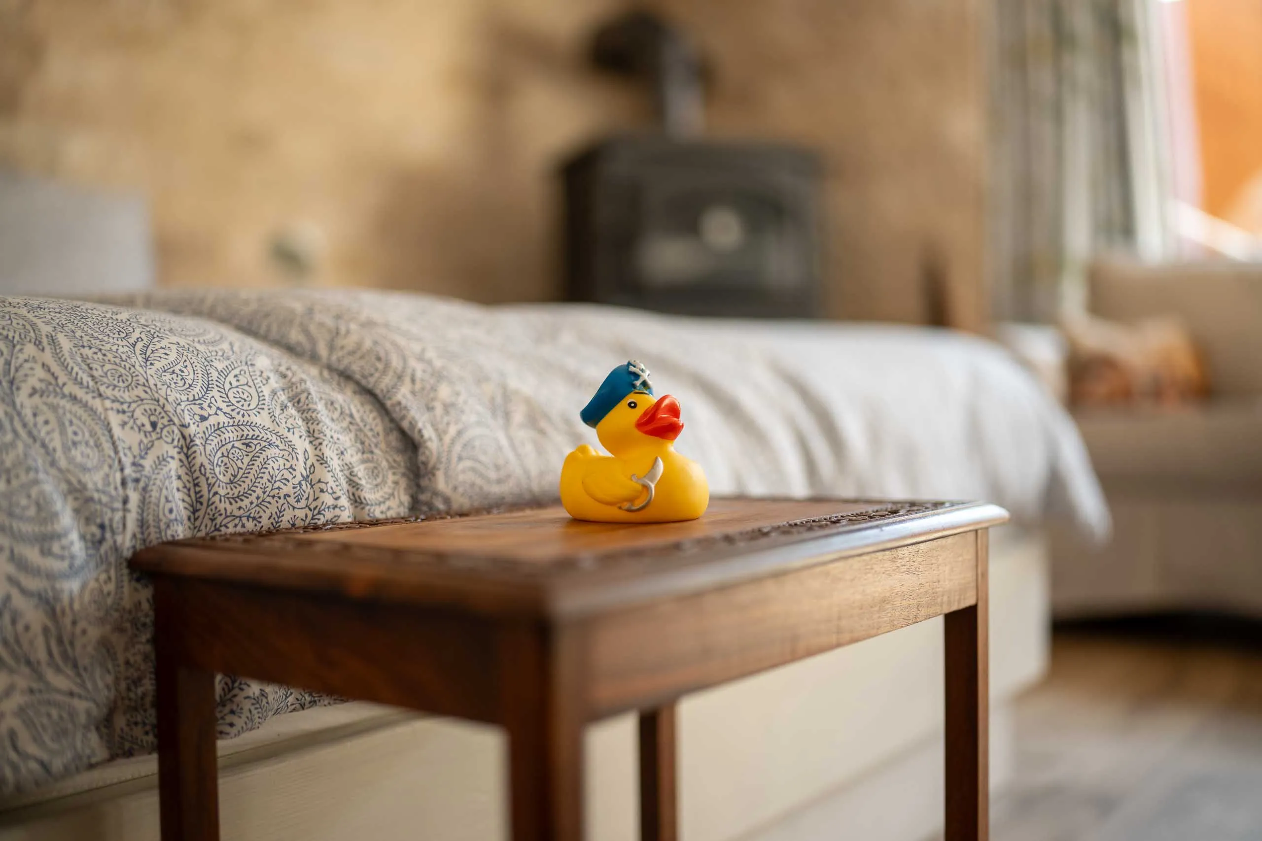 Seeweg Ferienwohnung Ente neben dem Bett