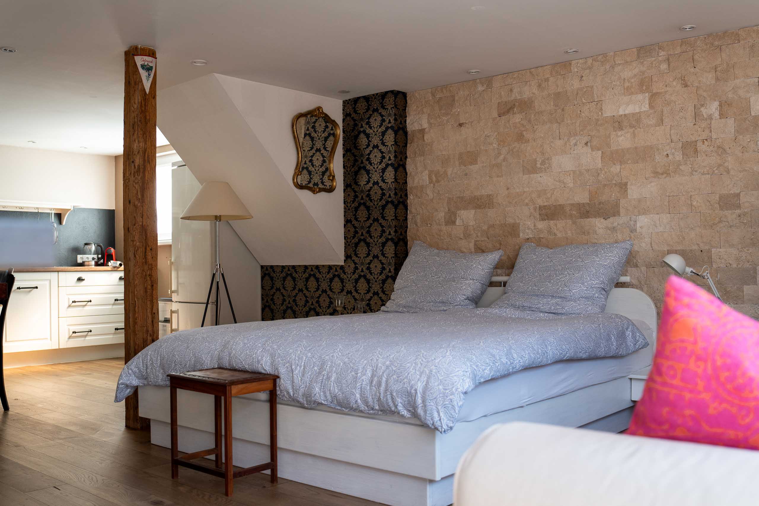 Seeweg Ferienwohnung von Innen (Fokus auf das Bett)