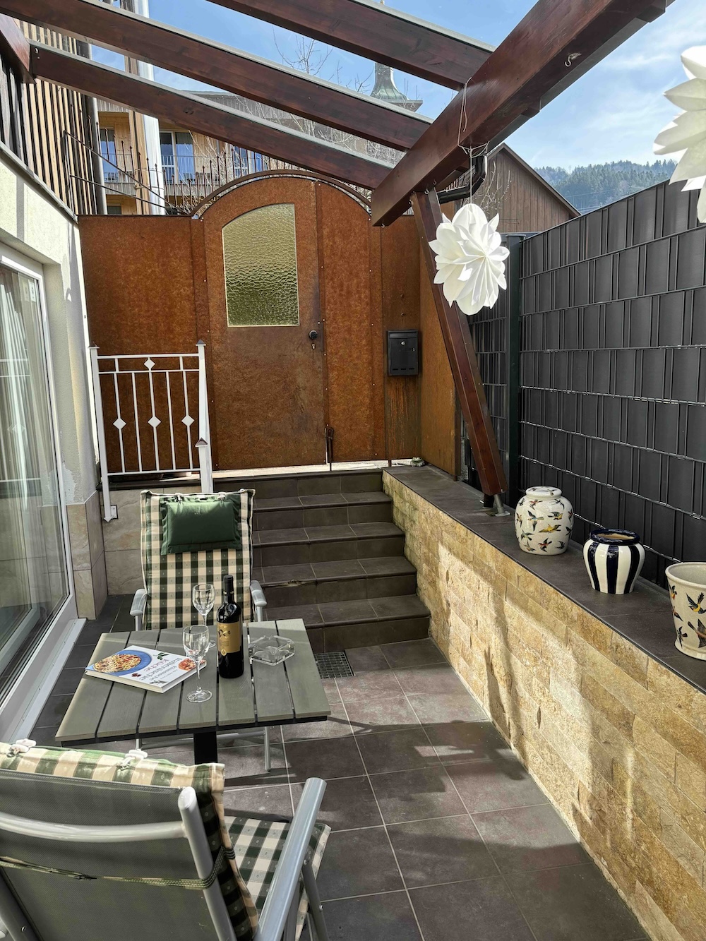 Seeweg Ferienwohnung Innenhofterasse